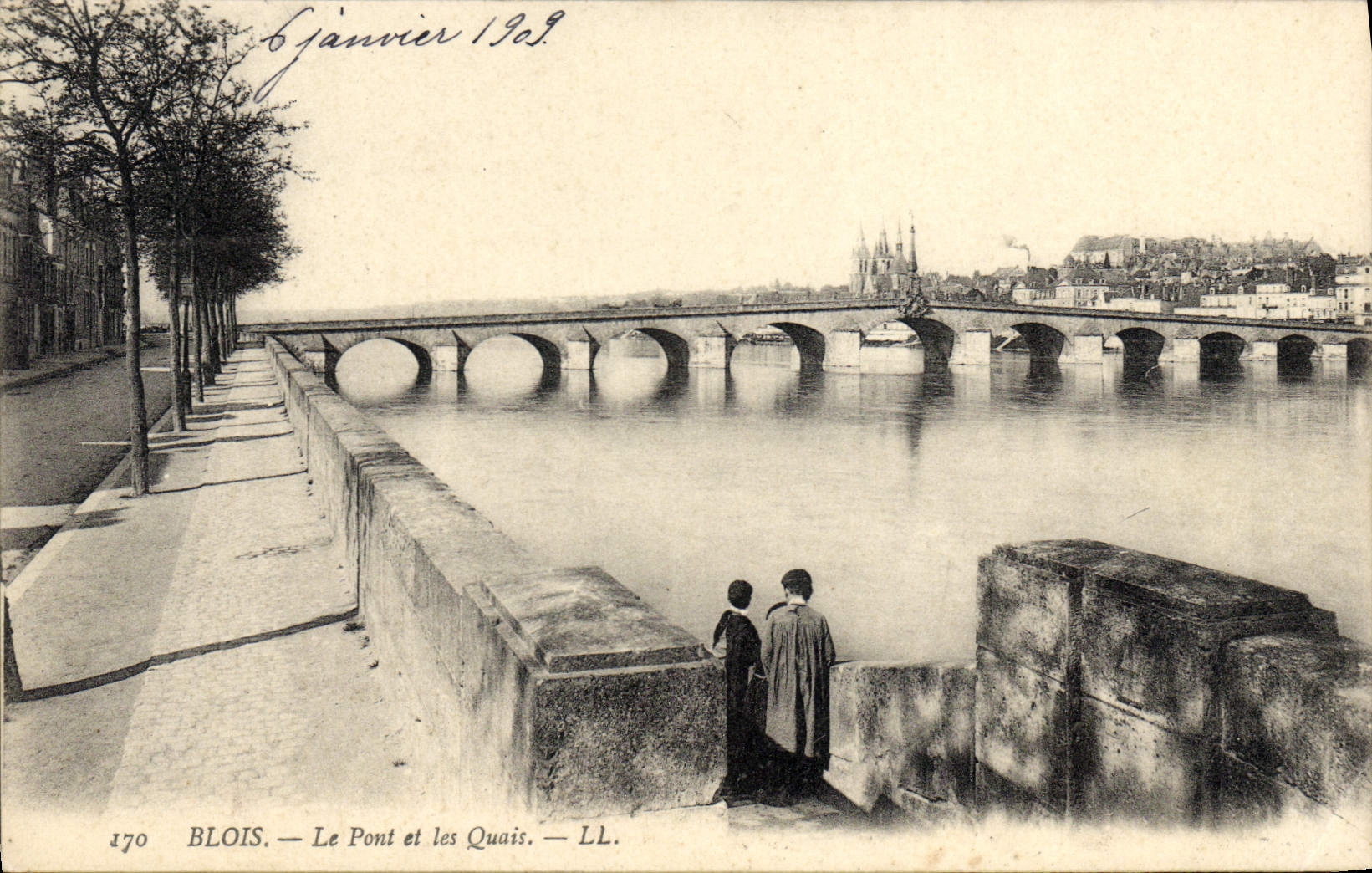 CPA Blois Le Pont et les Quais 