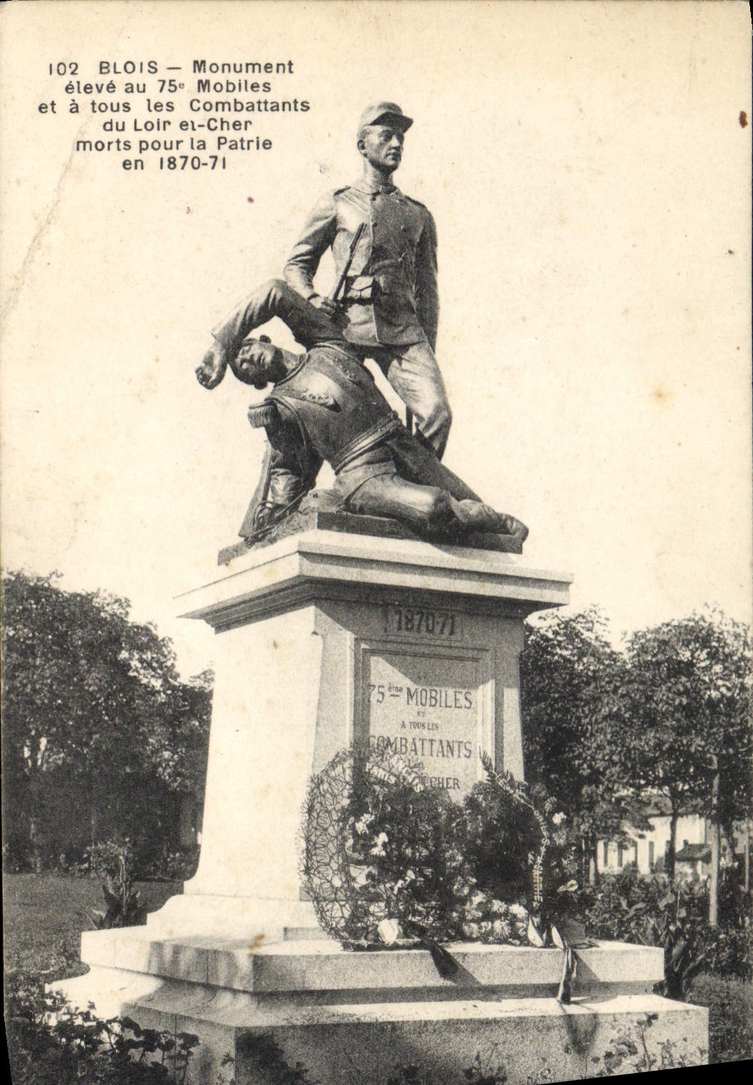 CPA Blois Monument eleve au 