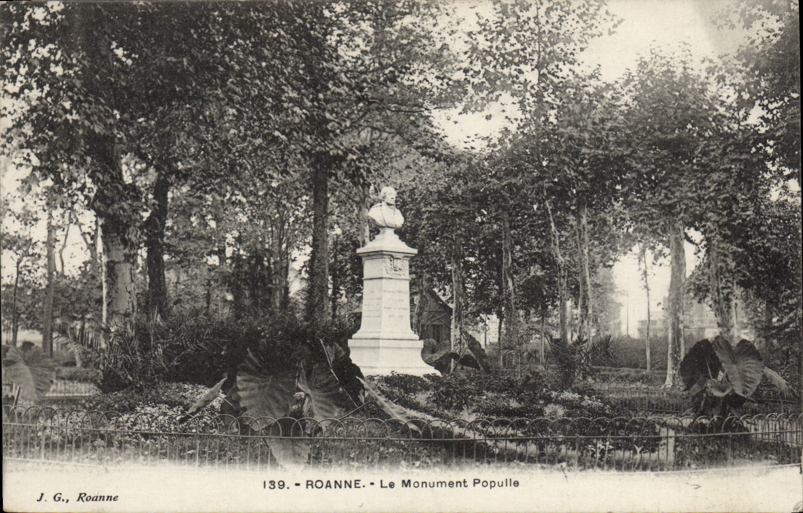 CPA Roanne Le Monument Populle 