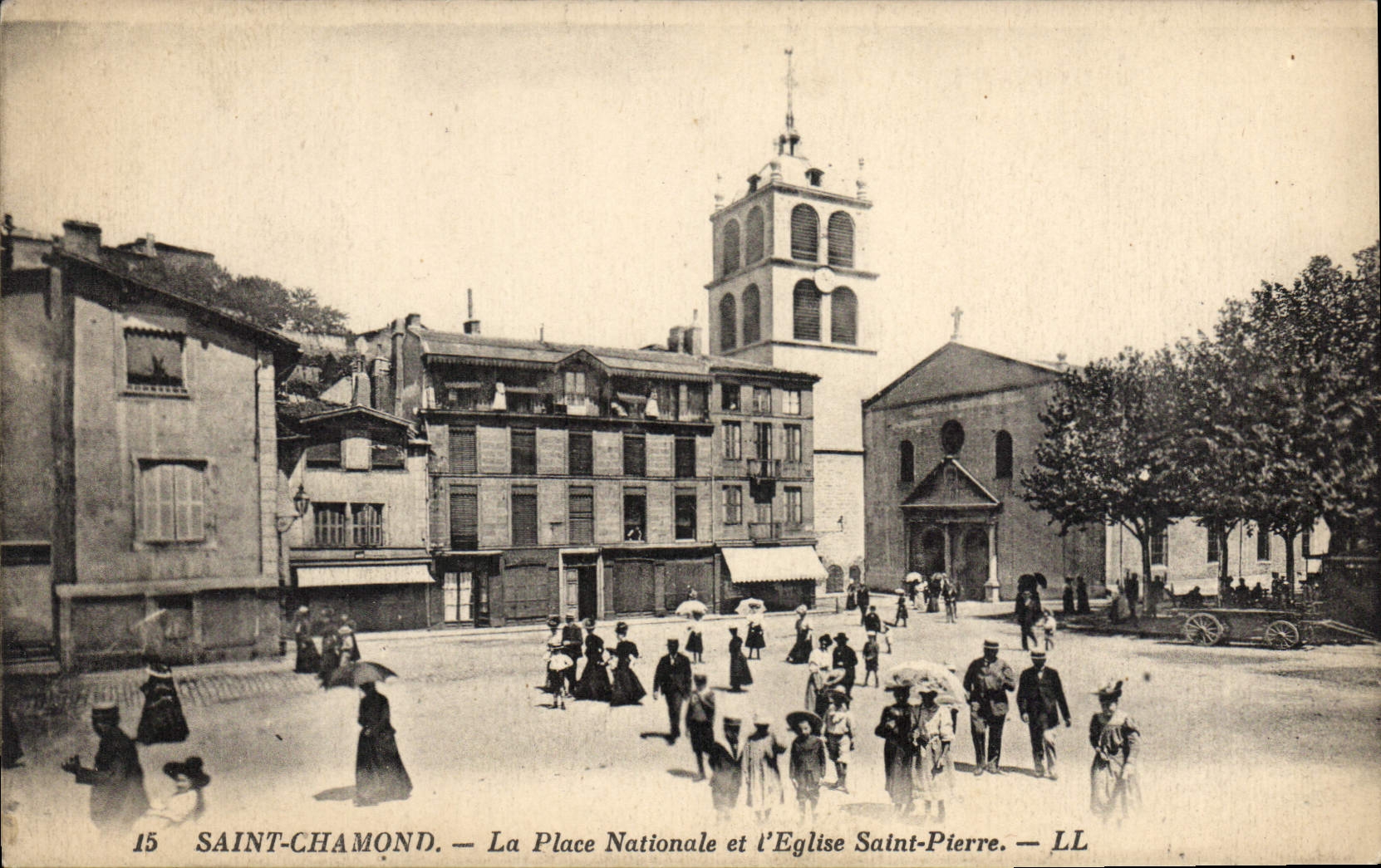 CPA Saint Chamond La Place Nationale et l'Eglise Saint Pierre