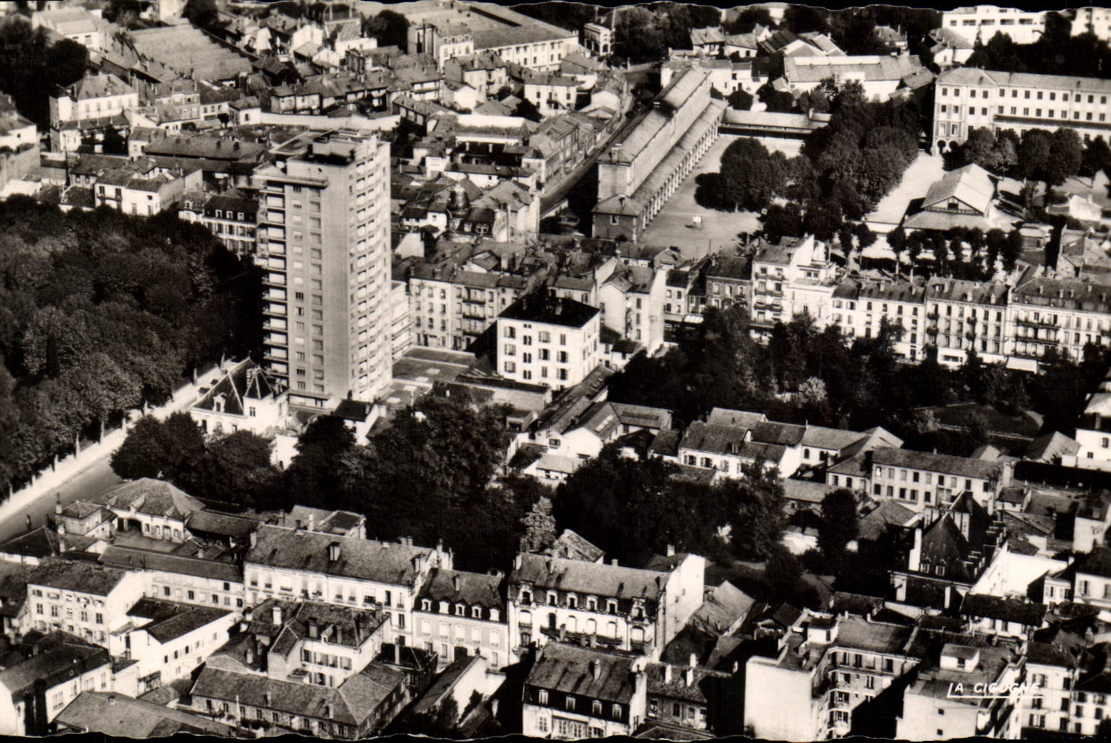 CPA En Avion sur Roanne Le Gratte Ciel et le Lycee 