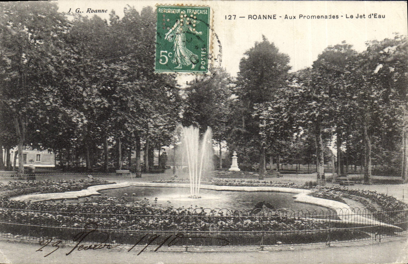 CPA Roanne Aux Promenajes Le Jet d'Eau 