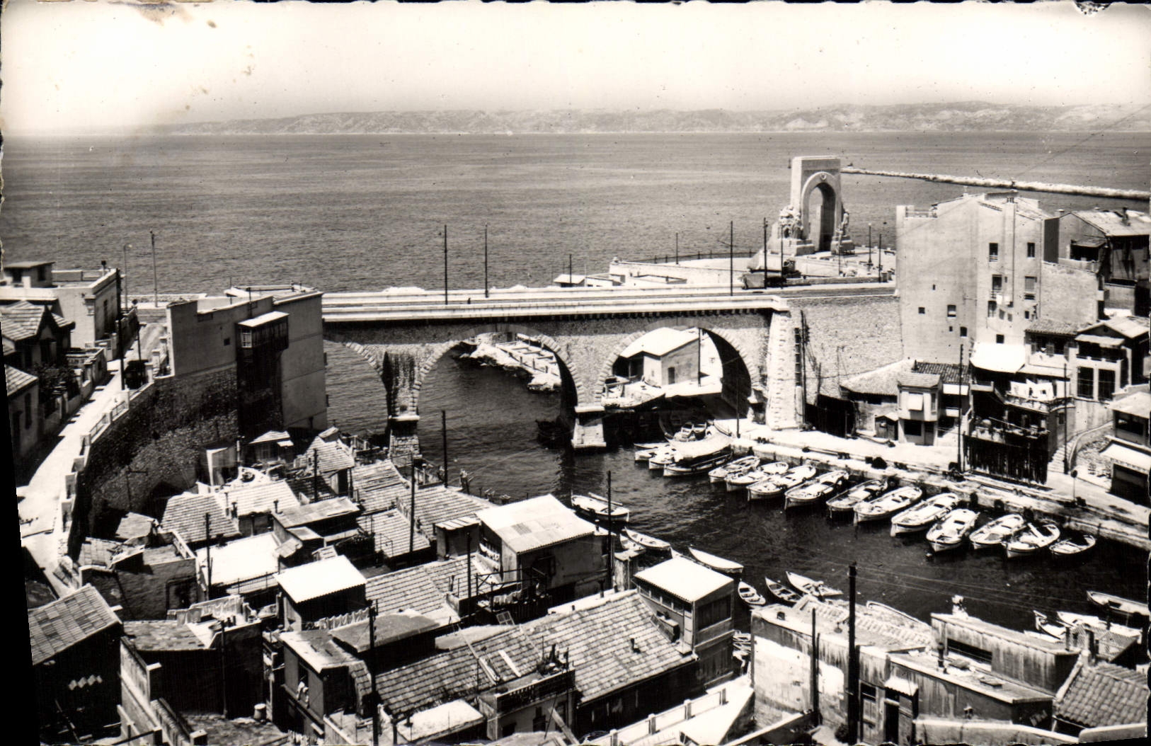 CPA Marseille Vallon des Auffes et Monument aux Morts d'Orient 