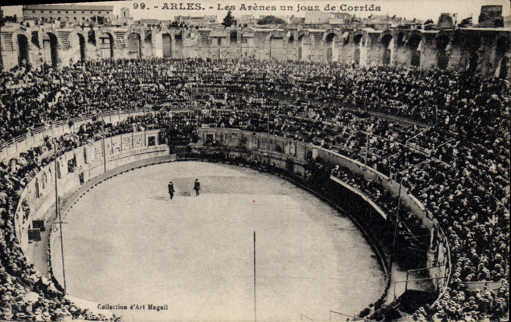 CPA Arles Les Arenes un Jour de Corrida 