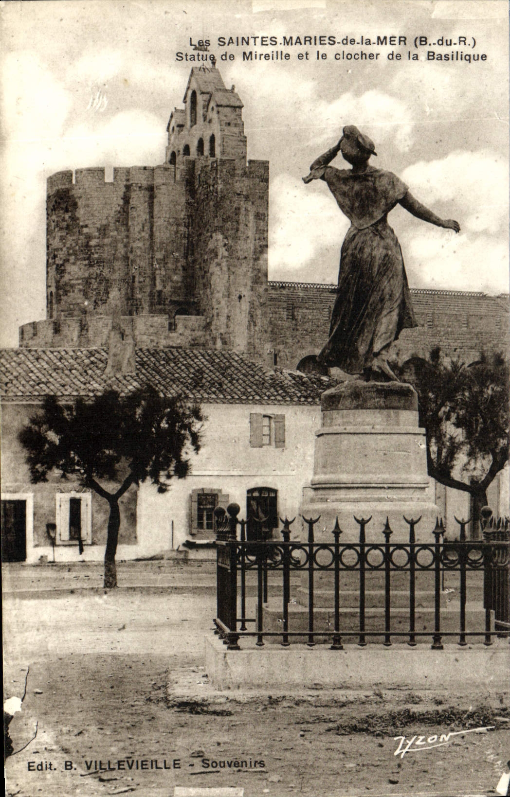 CPA Les Saintes Maries de la Mer B du R Statue de Mireille et le clocher de la Basilique