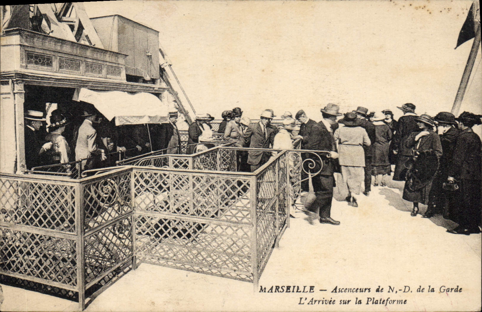 CPA Marseille Ascenceurs de ND de la Garde L'Arrivee sur la Plateforme