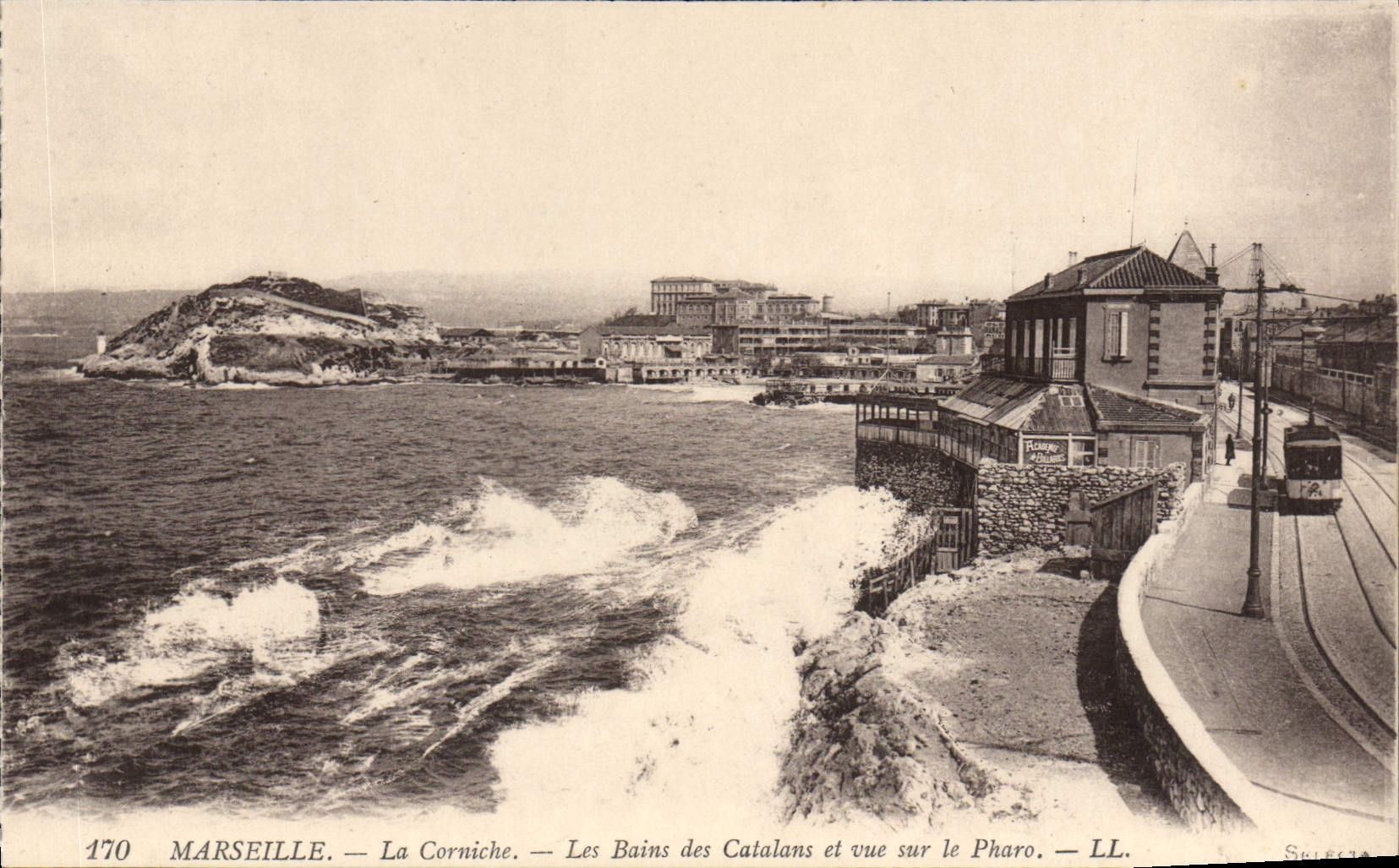 CPA Marseille La Corniche Les Bains des Catalans et vue sur le Pharo