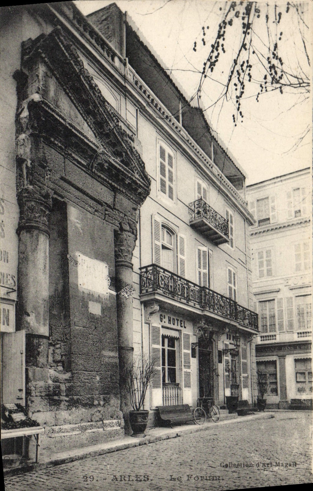 CPA Arles Le Forum 