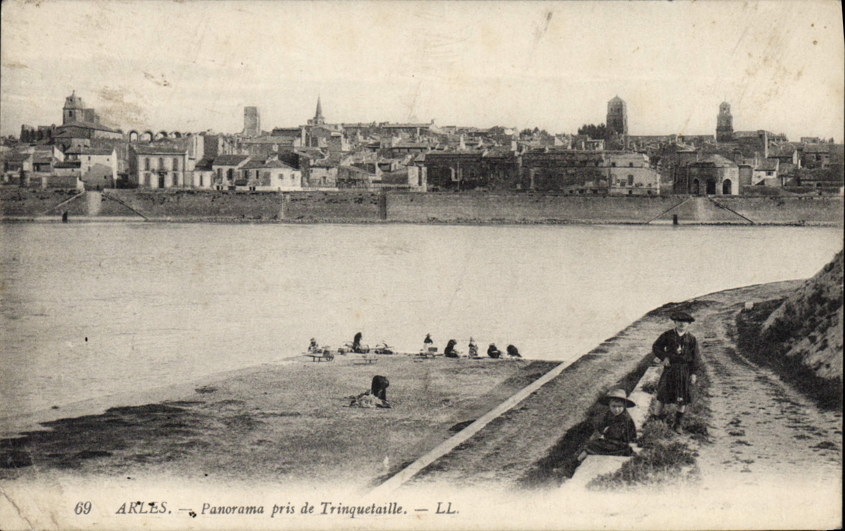 CPA Arles Panorama Pris de Trinquetaille 