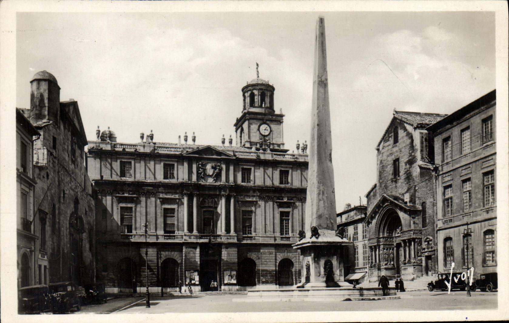 CPA Arles B du R Place de la Republique et l'Obelisque