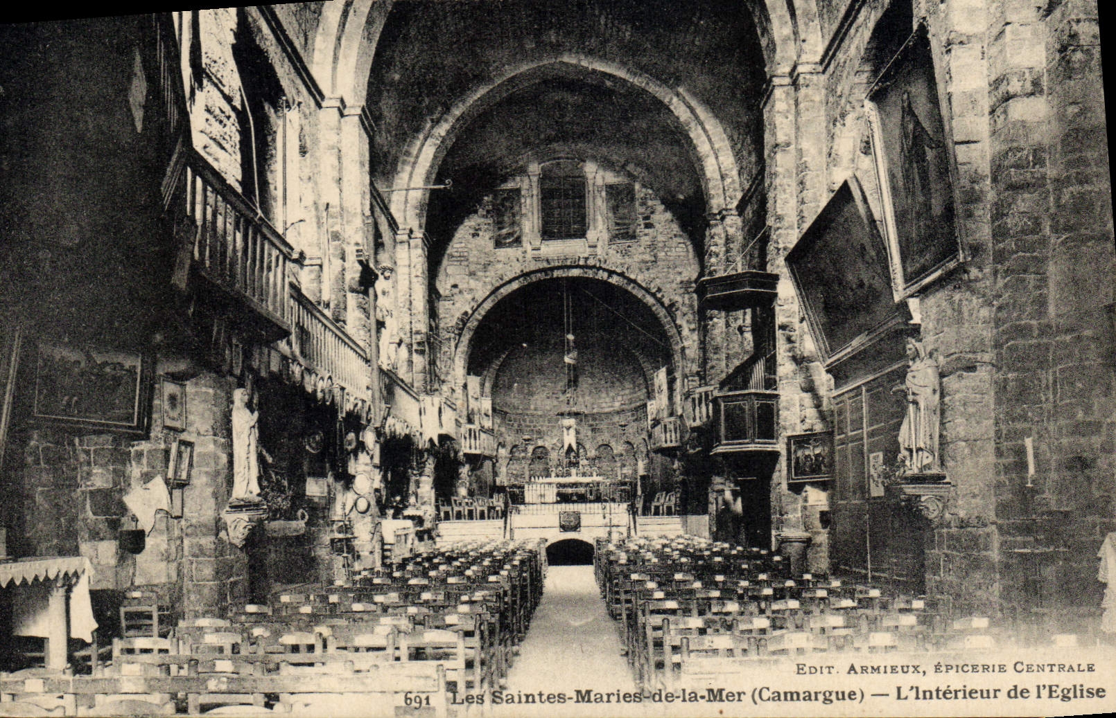 CPA Les Saintes Maries de la Mer Camargue L'interieur de l'Eglise