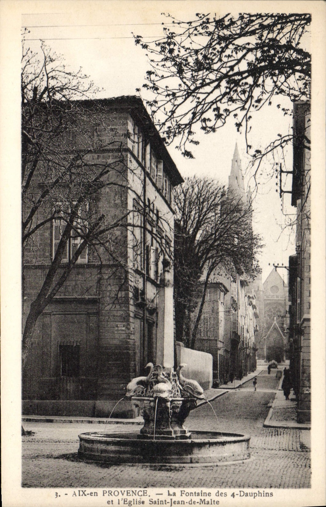 CPA Aix en Provence La Fontaine des Dauphins et l'Eglise Saint Jean de Maite 