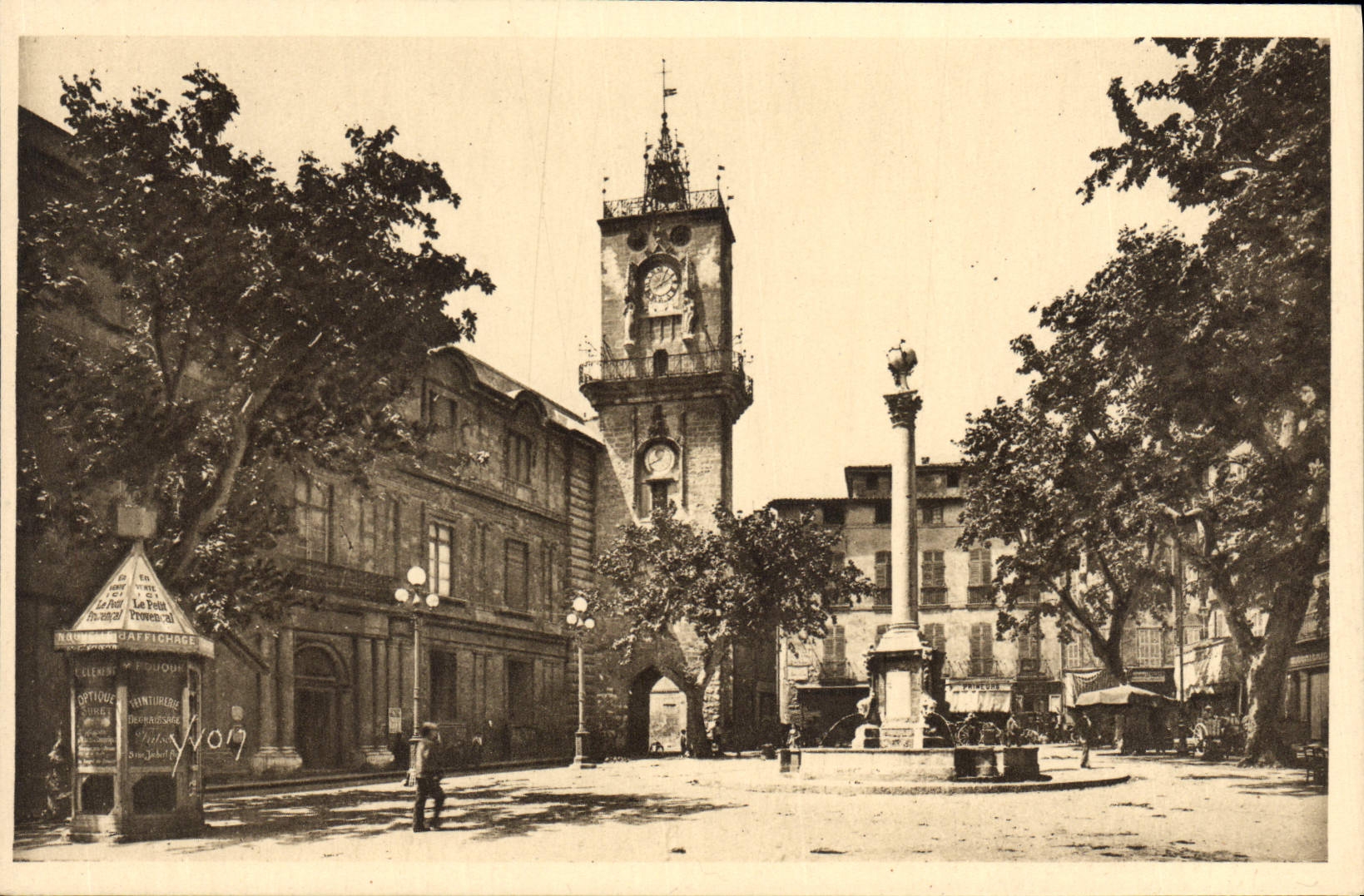 CPA Aix en Provence B du R L'Hotel de Ville et la Place 