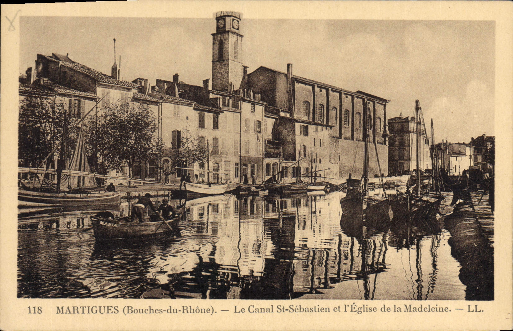CPA Martigues Bouches du Rhone Le Canal St Sebastian et l'Eglise de la Madeleine 
