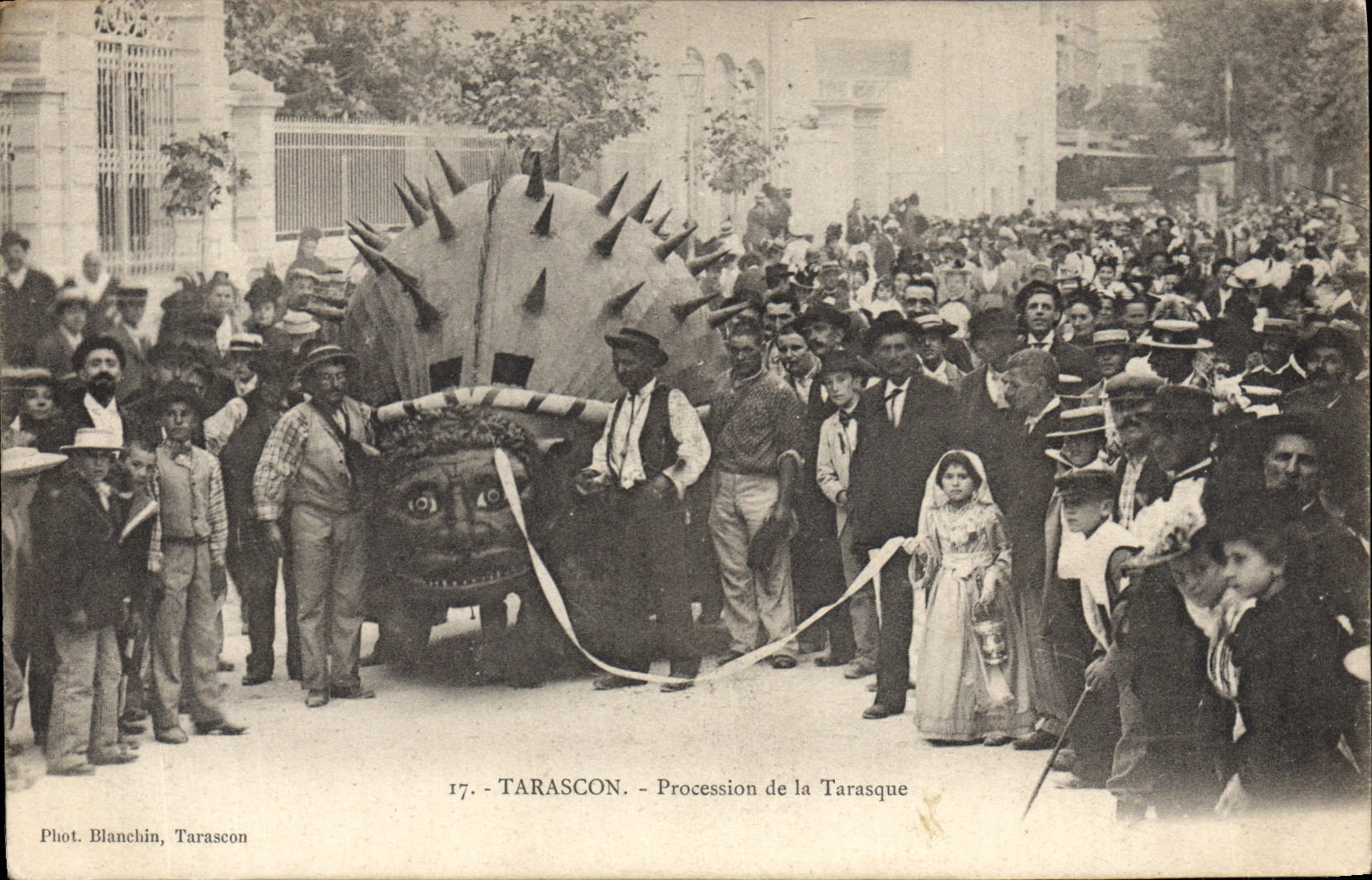 CPA Tarascon Procession de la Tarasque