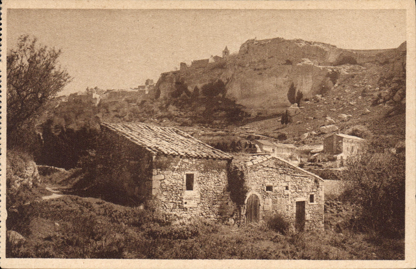 CPA Les Baux Vus du vallon de la Fontaine