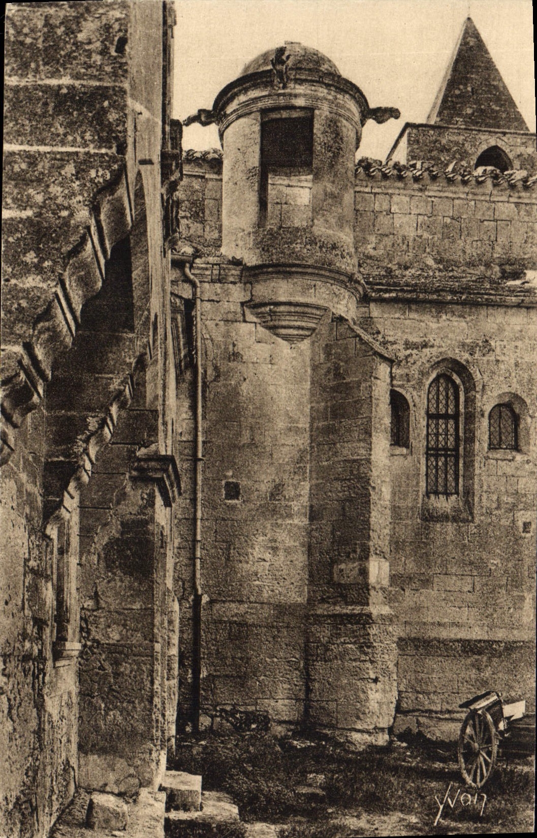 CPA Les Baux B du R La Lanterne des Morts