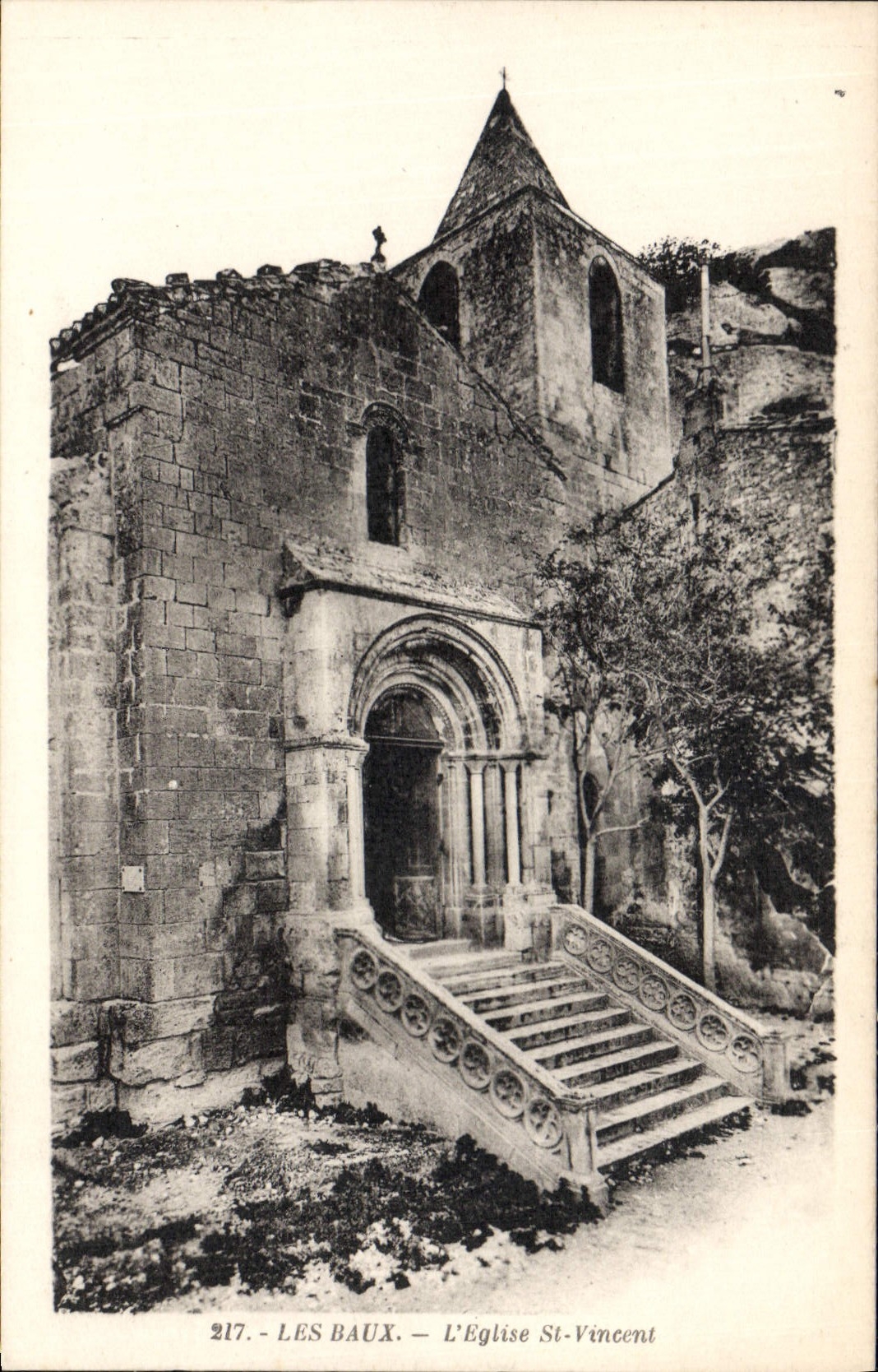 CPA Les Baux L'Eglise St Vincent