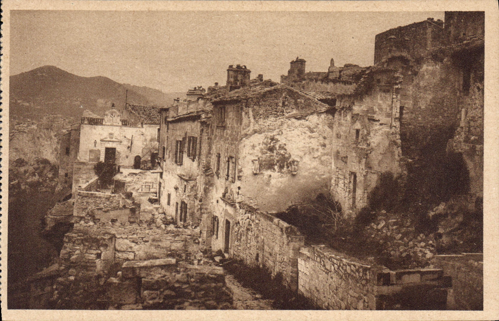 CPA Les Baux Rue de l'Eglise et Hotel de Ville