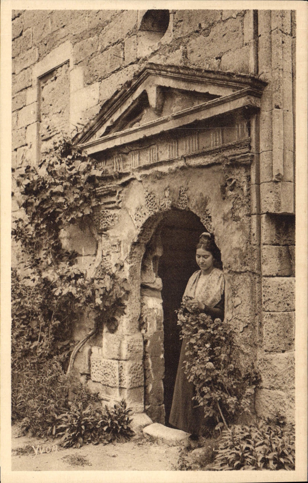 CPA Vieilles pierres et jeune fille B du Rhone 
