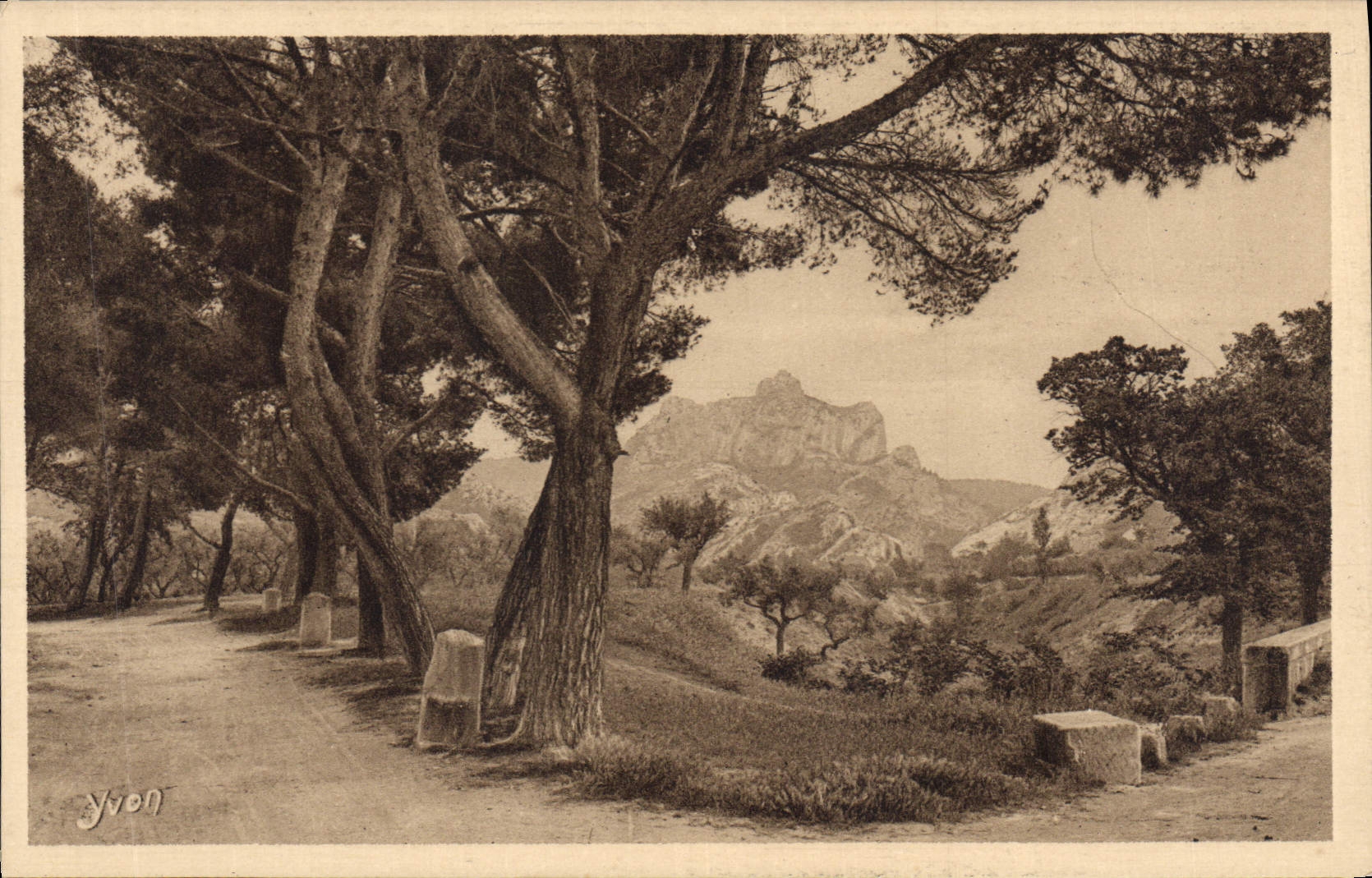 CPA Les Alpilles vues de la Route de St Remy aux Baux B du R 