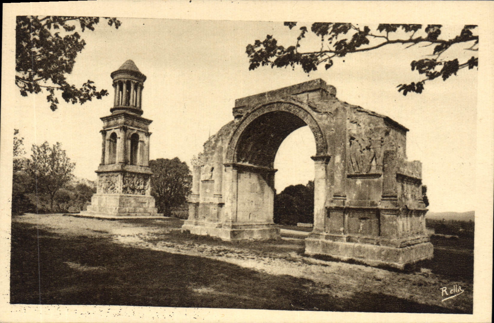 CPA Saint Remy Les Antiques Arc de triomphe et mausolee romains datant probablement du 1st siecle