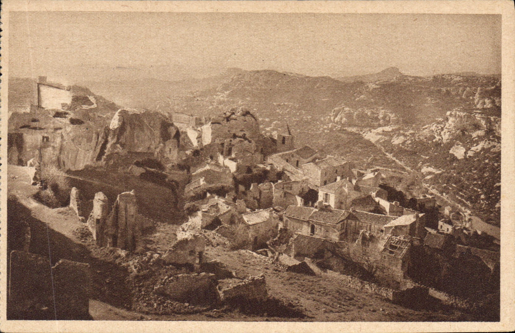 CPA Les Baux Vus de la Tour Sarrazine