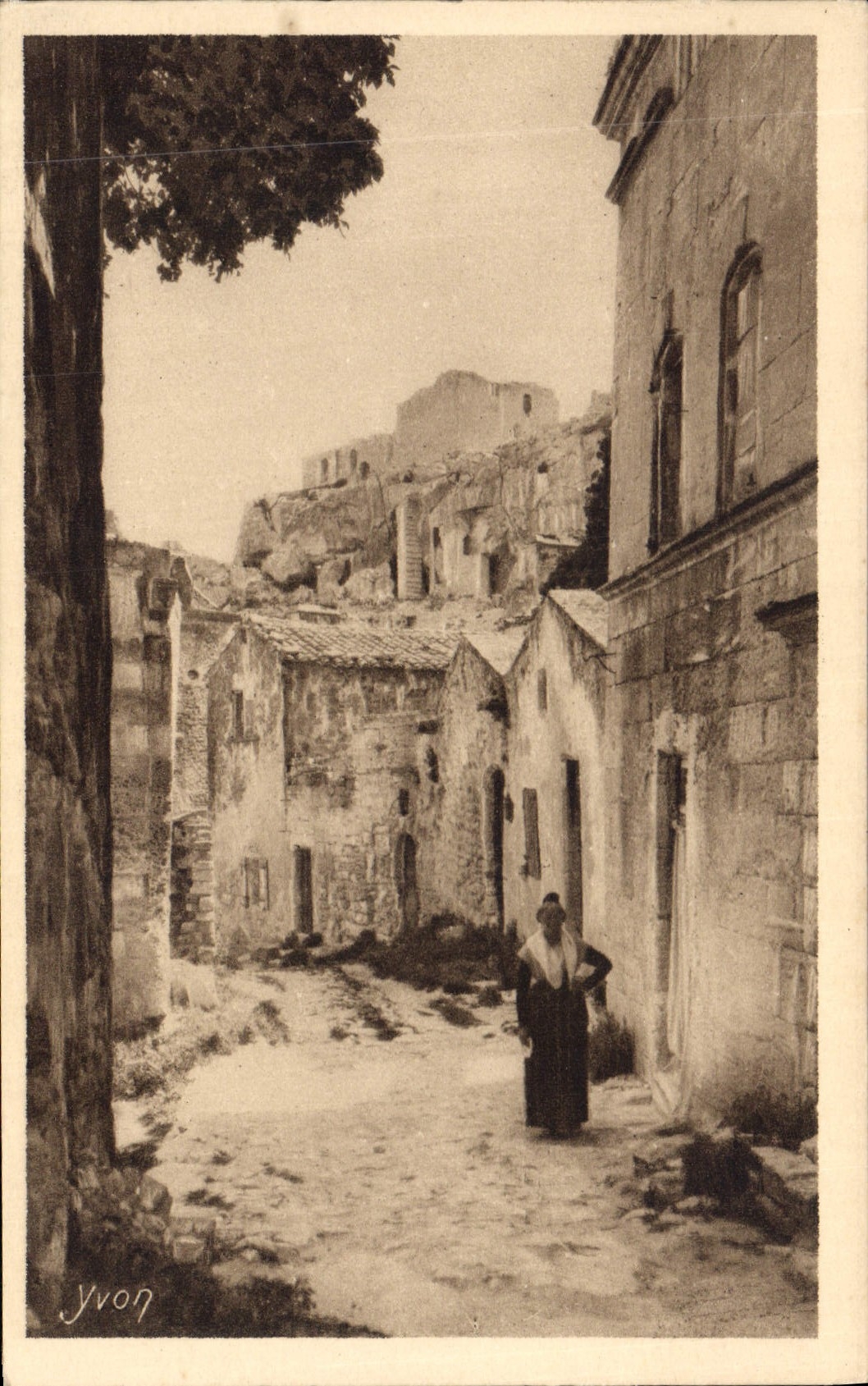 CPA Les Baux Bouches du Rhone Le grand charme des Baux pour les artistes et les archeologues est d'e