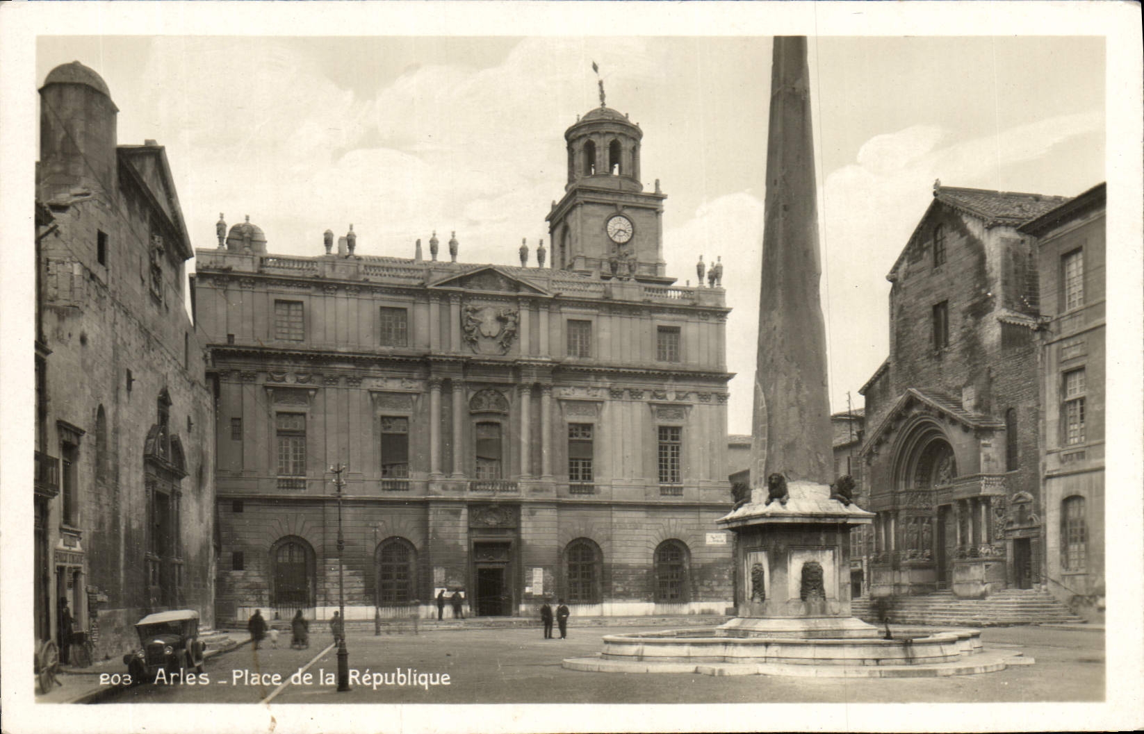 CPA Arles Place de la Republique 