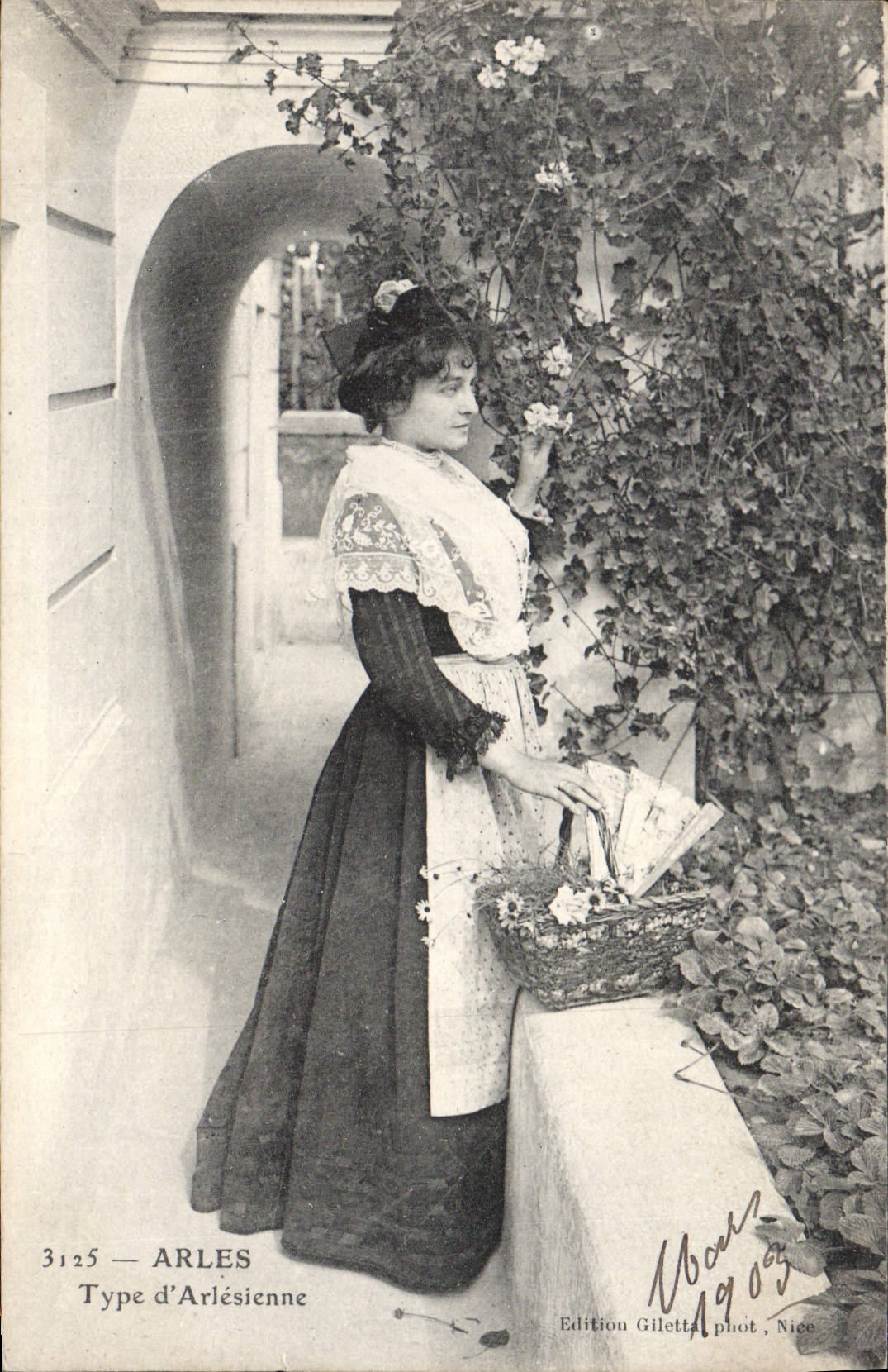 CPA Arles Type d'Arlesienne 