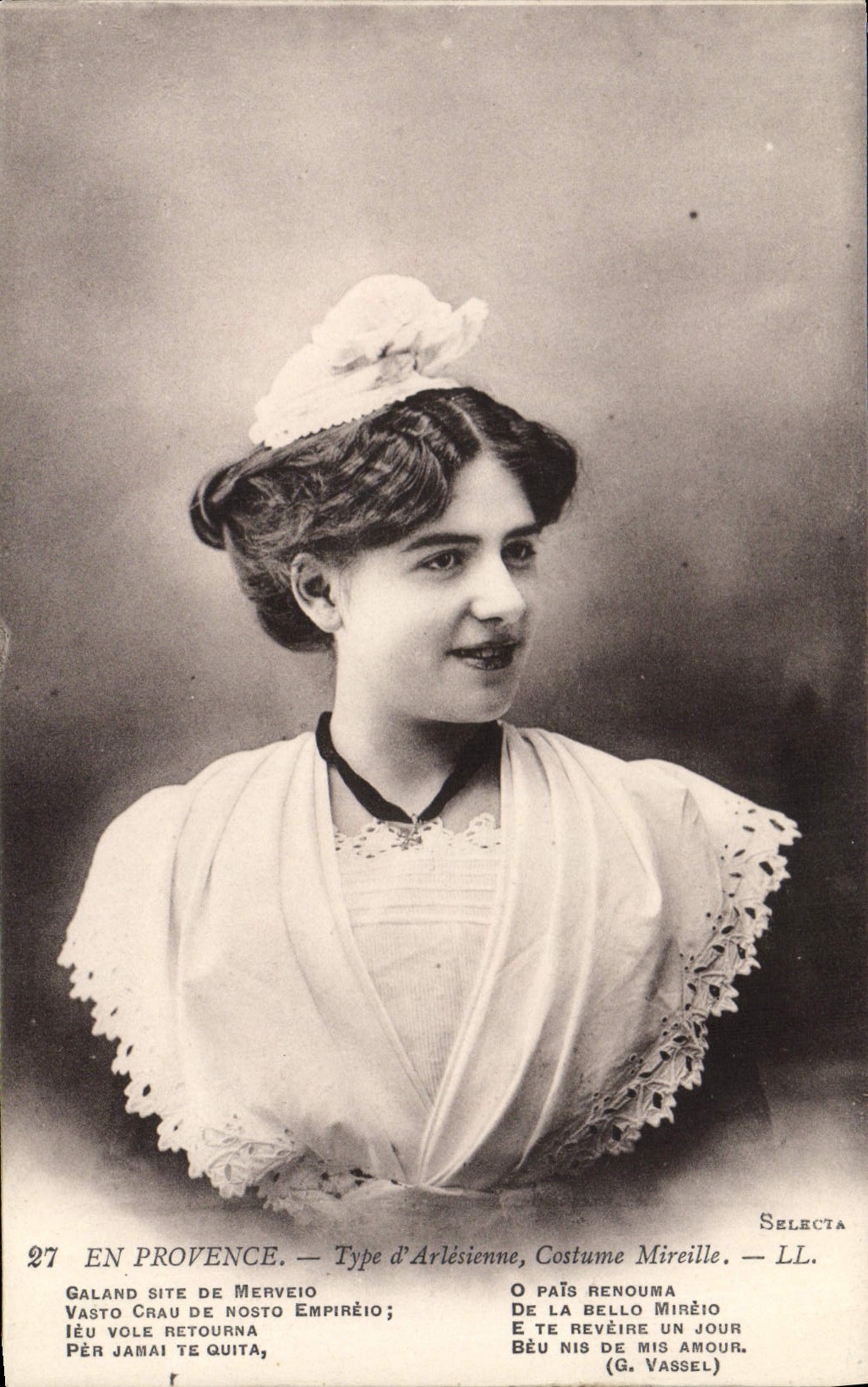 CPA En Provence Type d'Arlesienne Costume Mirielle