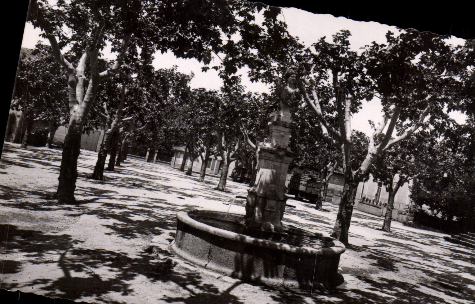 CPA Charleval Bouches du Rhone Cours de la Republique 