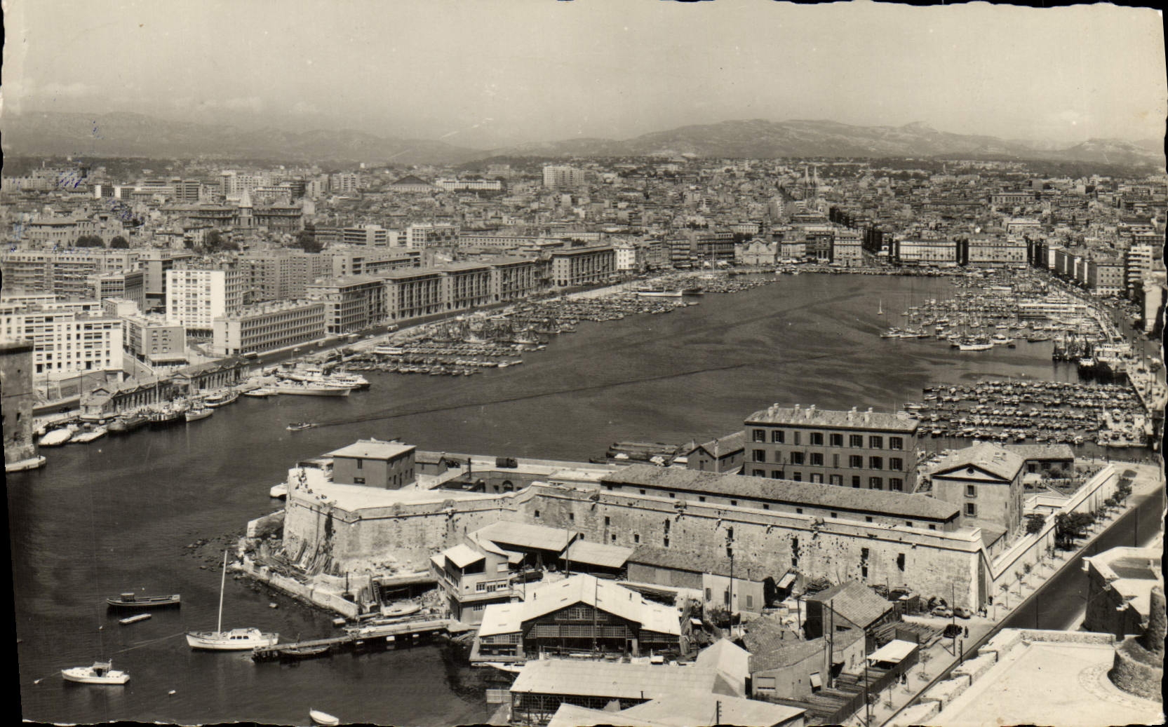 CPA Le Carrefour du Monde Marseille Panorama sur le vieux Port et la Ville