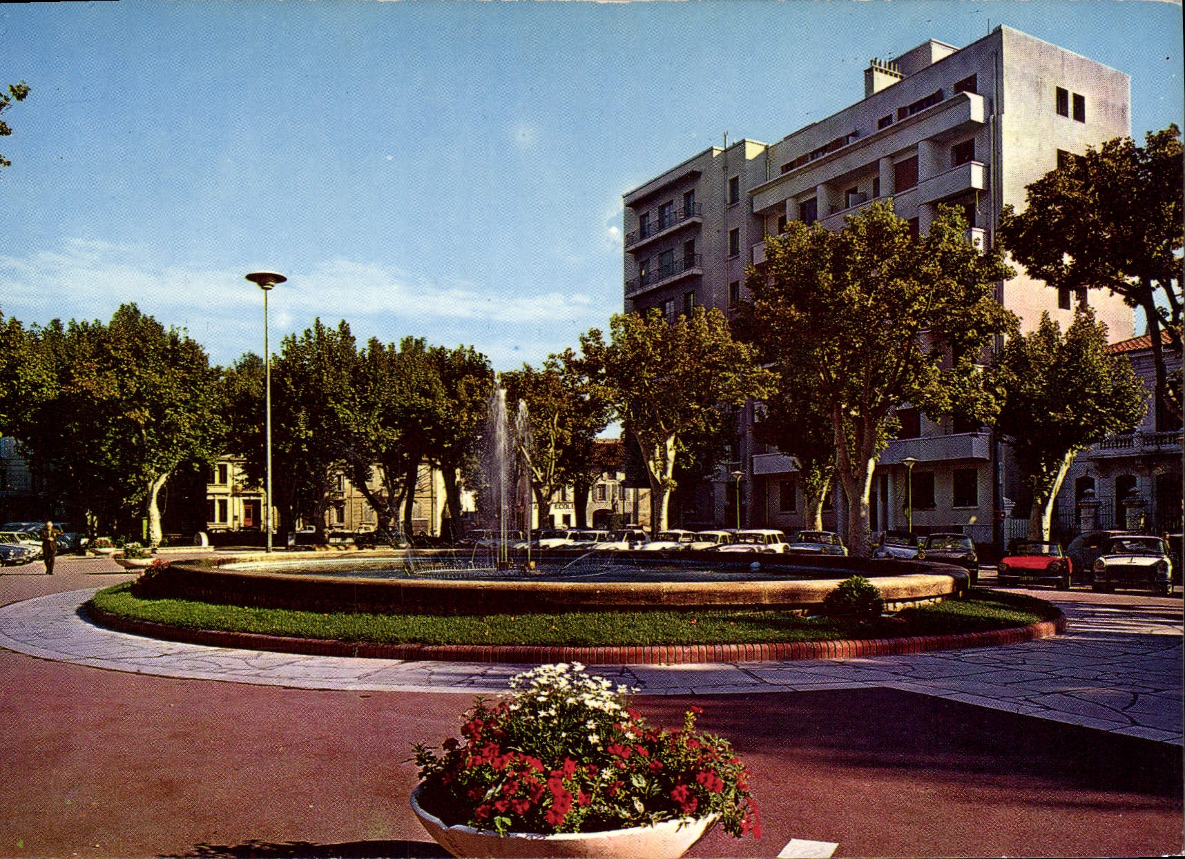 CPSM La Provence Salon de Provence La Place de la Liberation 
