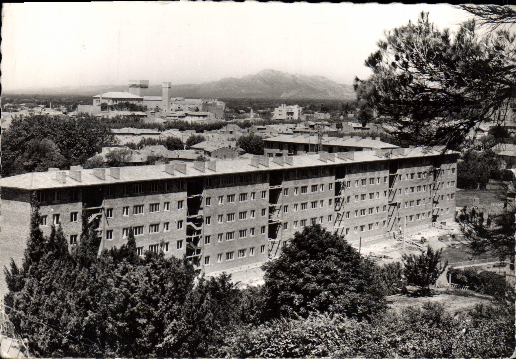 CPSM Salon de Provence Les nouveaux groupes d'immeubles 