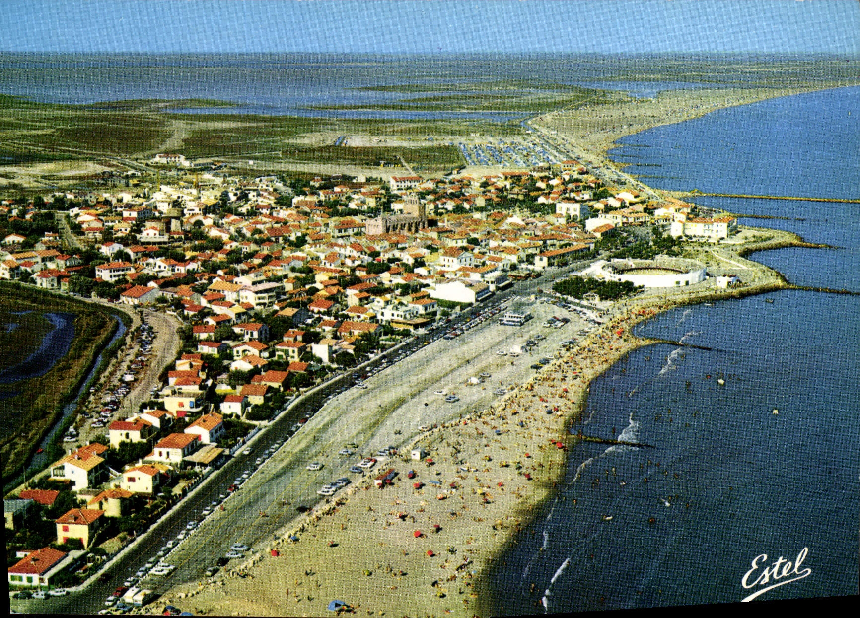 CPSM En Camargue Les Saintes Maries de la Mer Bouches du Rhone Vue aerienne a droite la plage et les