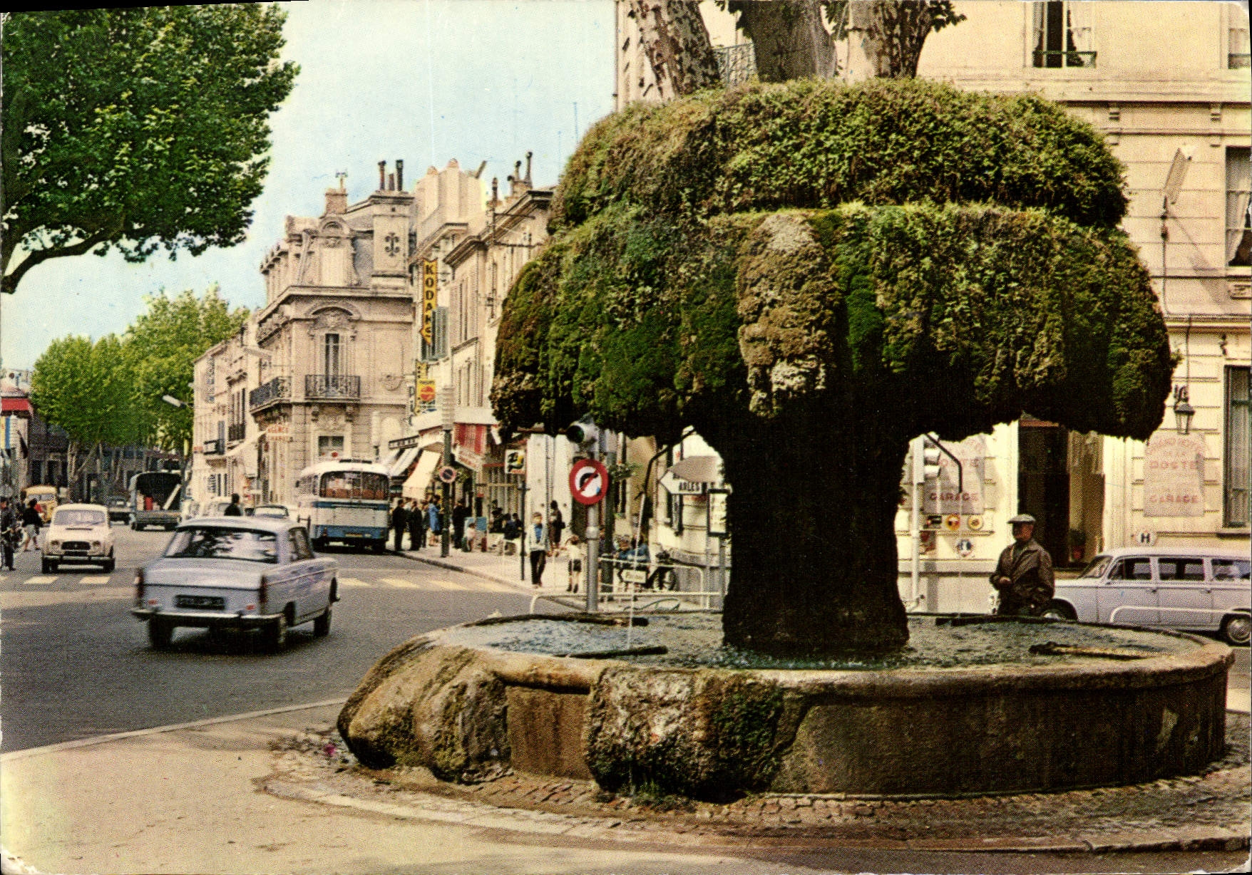CPSM Salon de Provence B du R La Fontaine moussue 