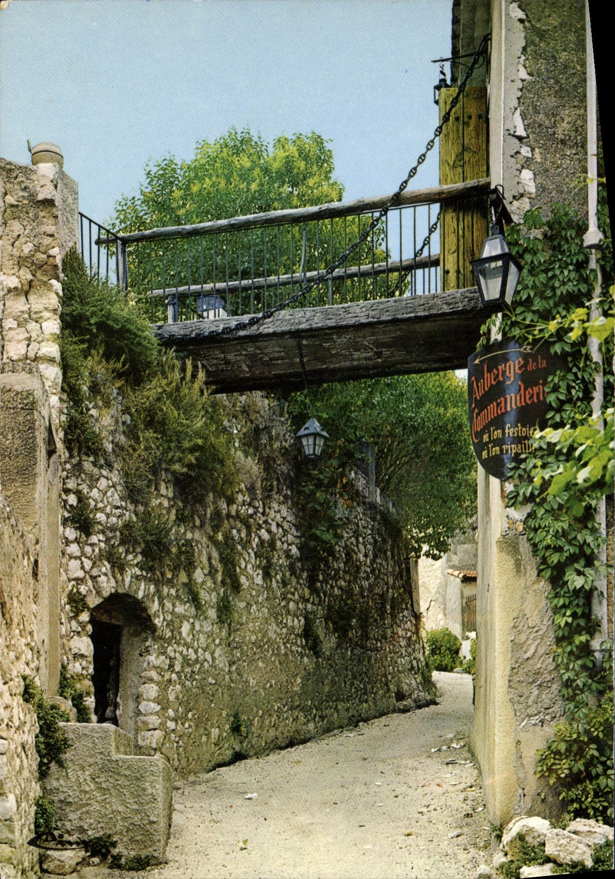 CPSM Auberge de la Commanderie Style Medieval Ferme les mardin Ventabren B du Rh 