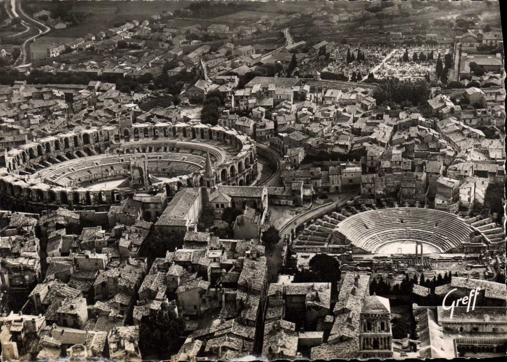 CPSM En Provence Arles B du Rh Vue aerienne Les Arenes et le Theatre Antique