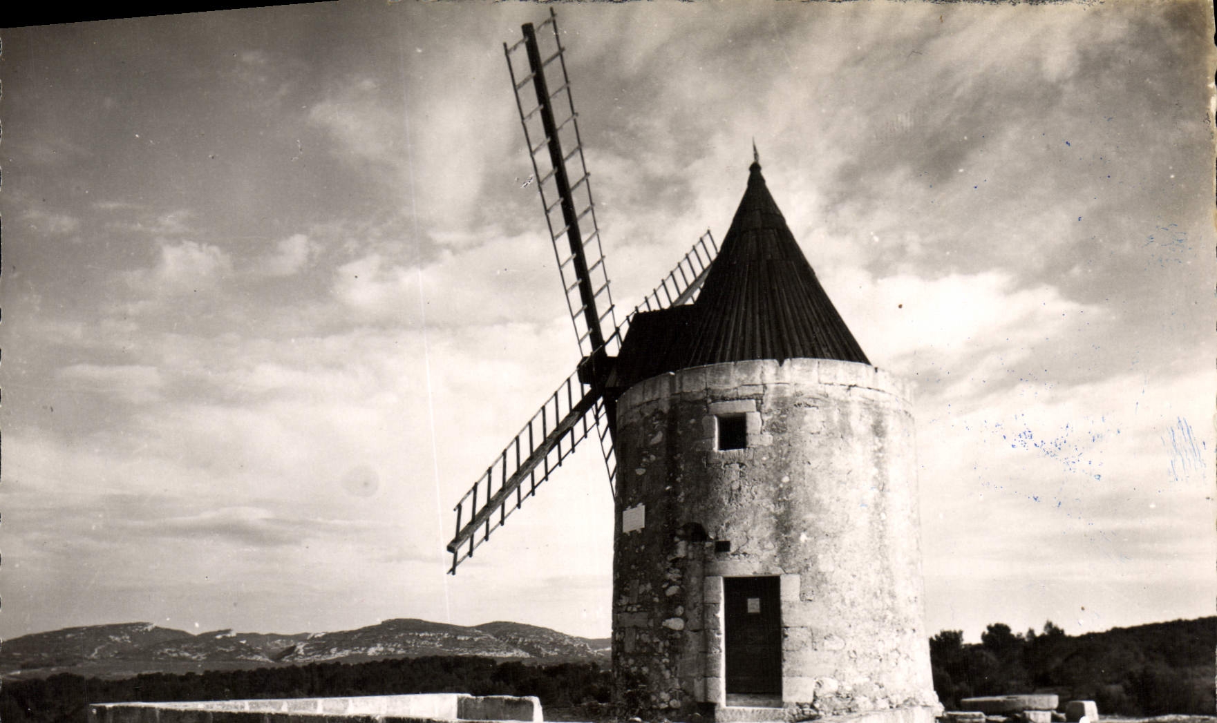 CPSM Fontvieille B du R Le moulin d'ou Alphonse Daudet a date ses Lettres de mon moulin 