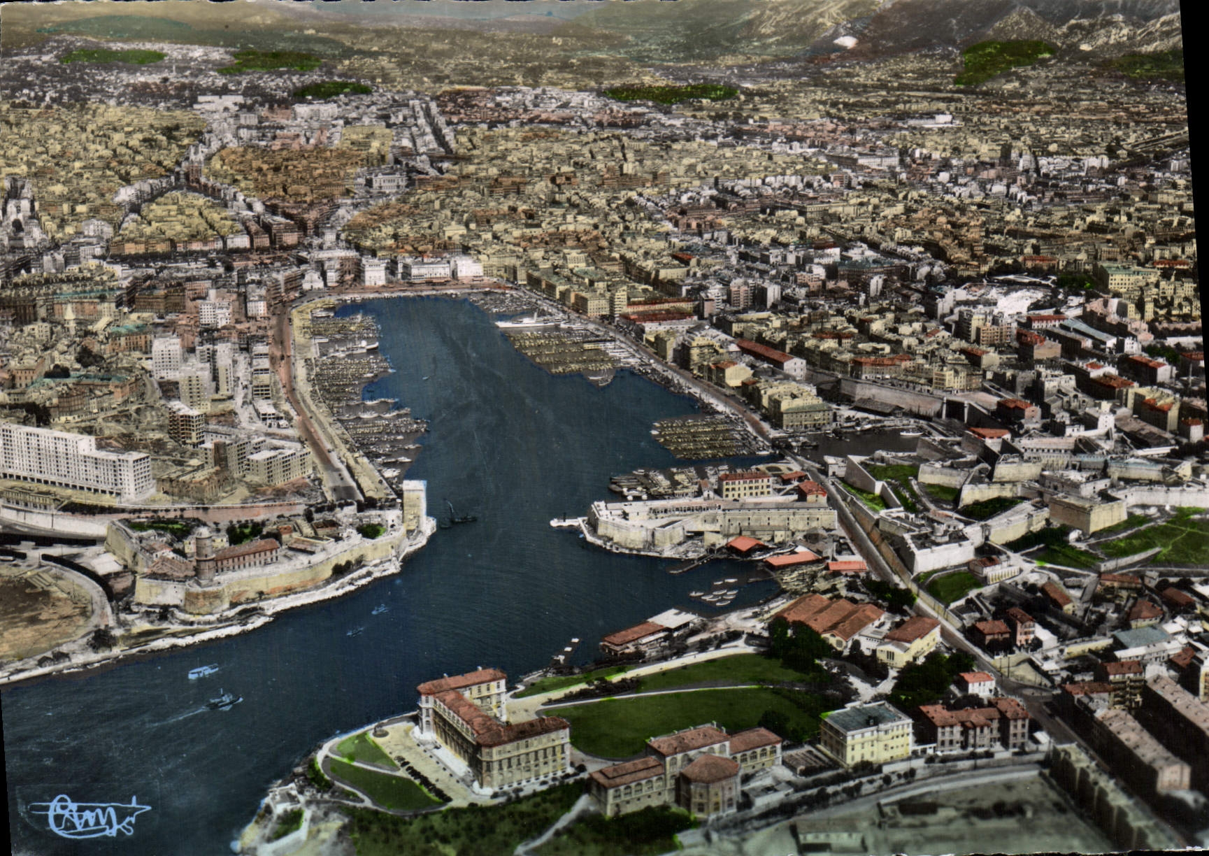CPSM Marseille B du Rh Vue aerienne panoramique sur le Vieux Port et la Ville