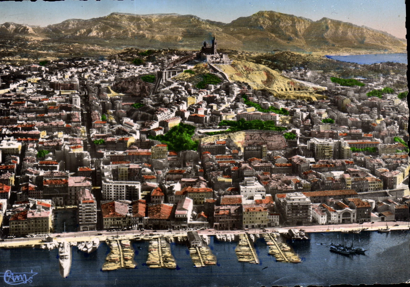 CPSM Marseile Bouches du Rhone Vue aerienne sur le Vieux Port le qual Rive Neuve