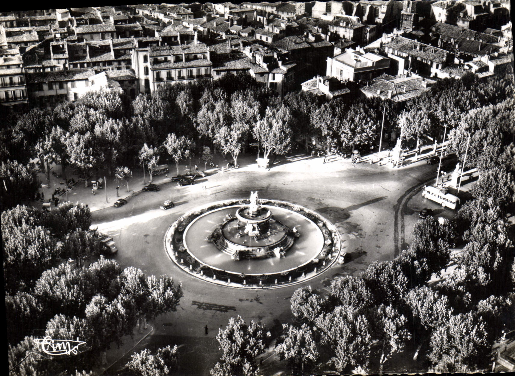 CPSM Aix en Provence B du R Vue aerienne de la Rotonde et la Fontaine 