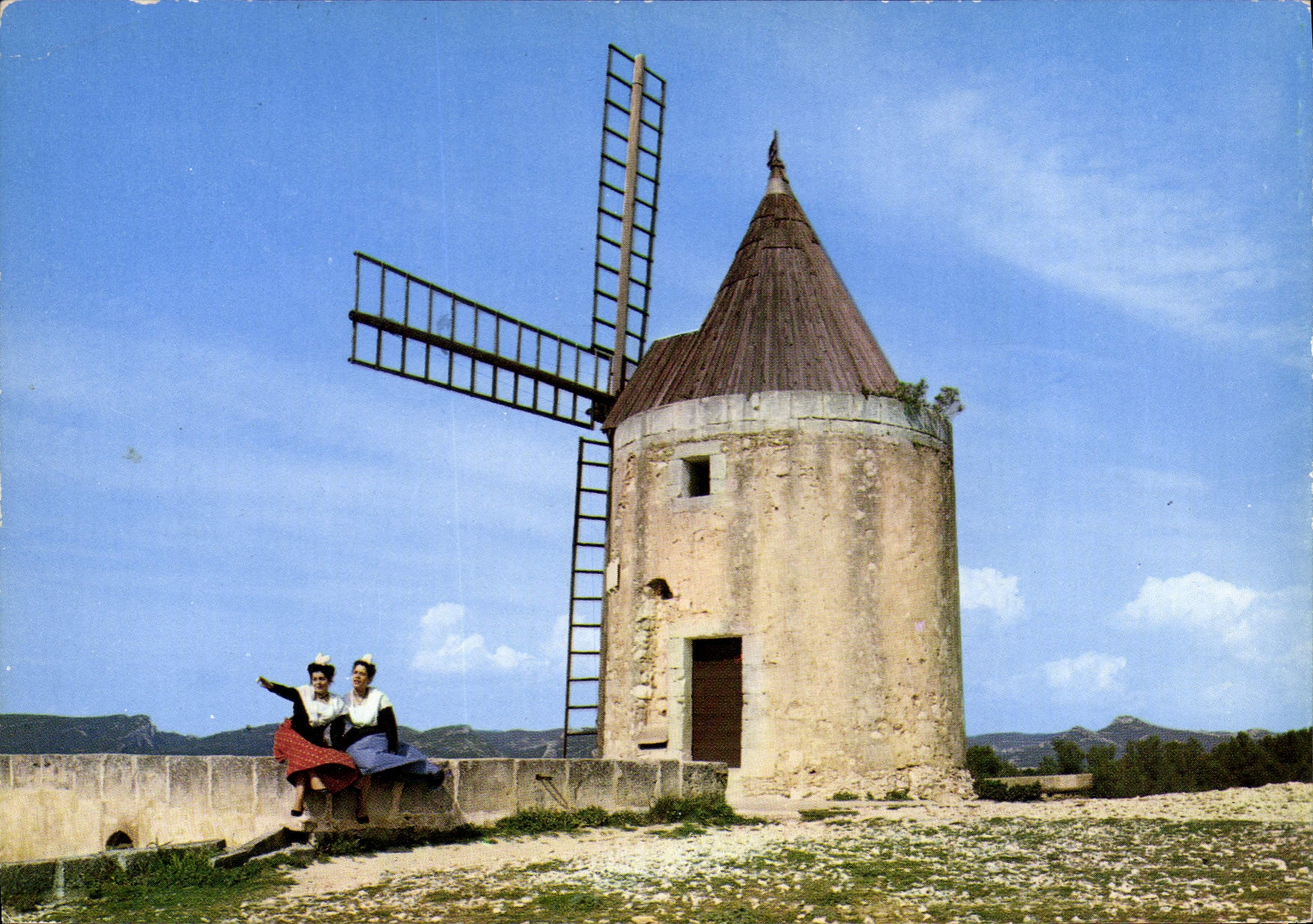 CPSM Au Coeur de la Provence Fontvieille B du R Le celebre Moulin de Daudet
