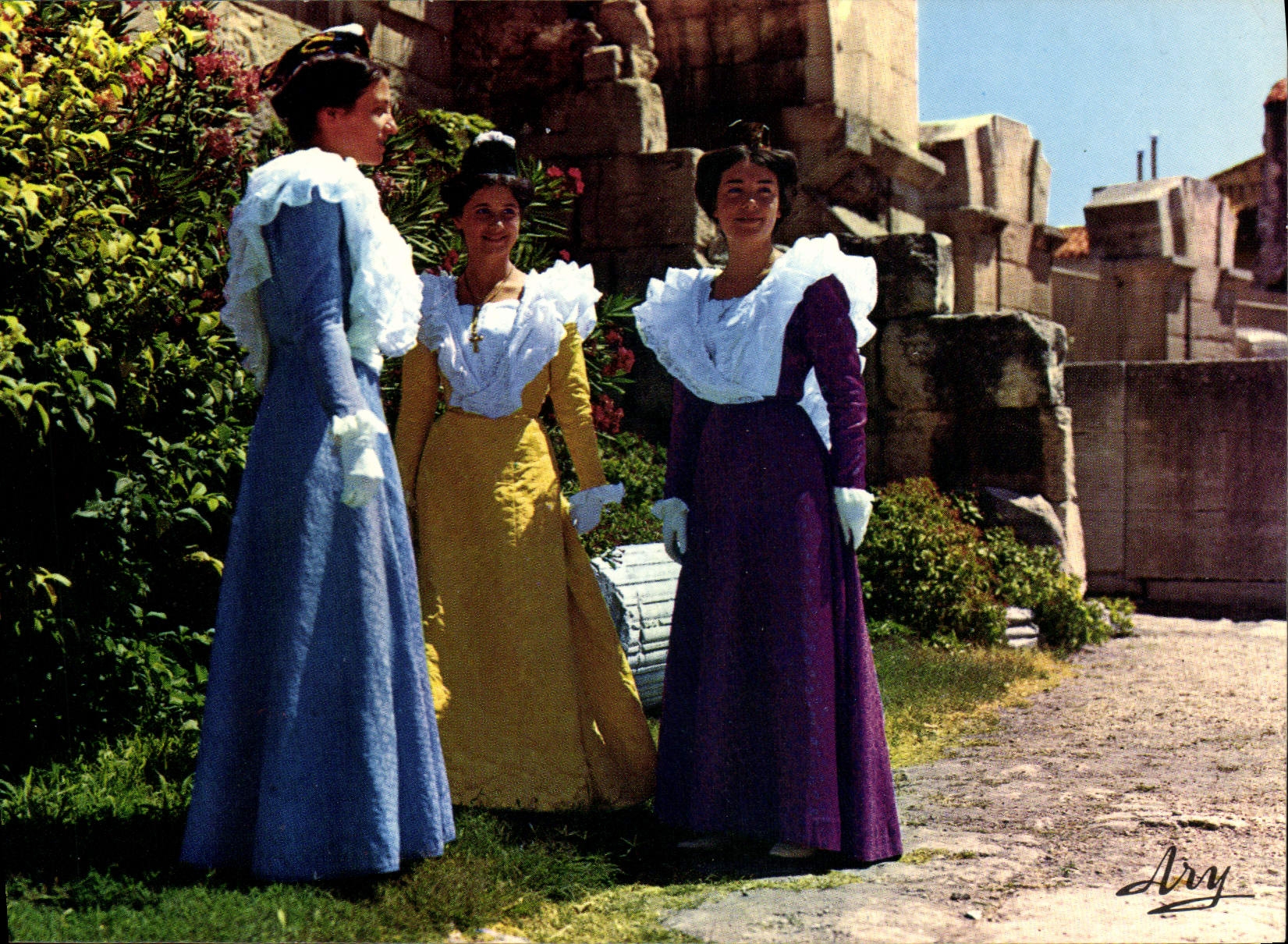 CPSM Folklore Provencal Arlesiennes 