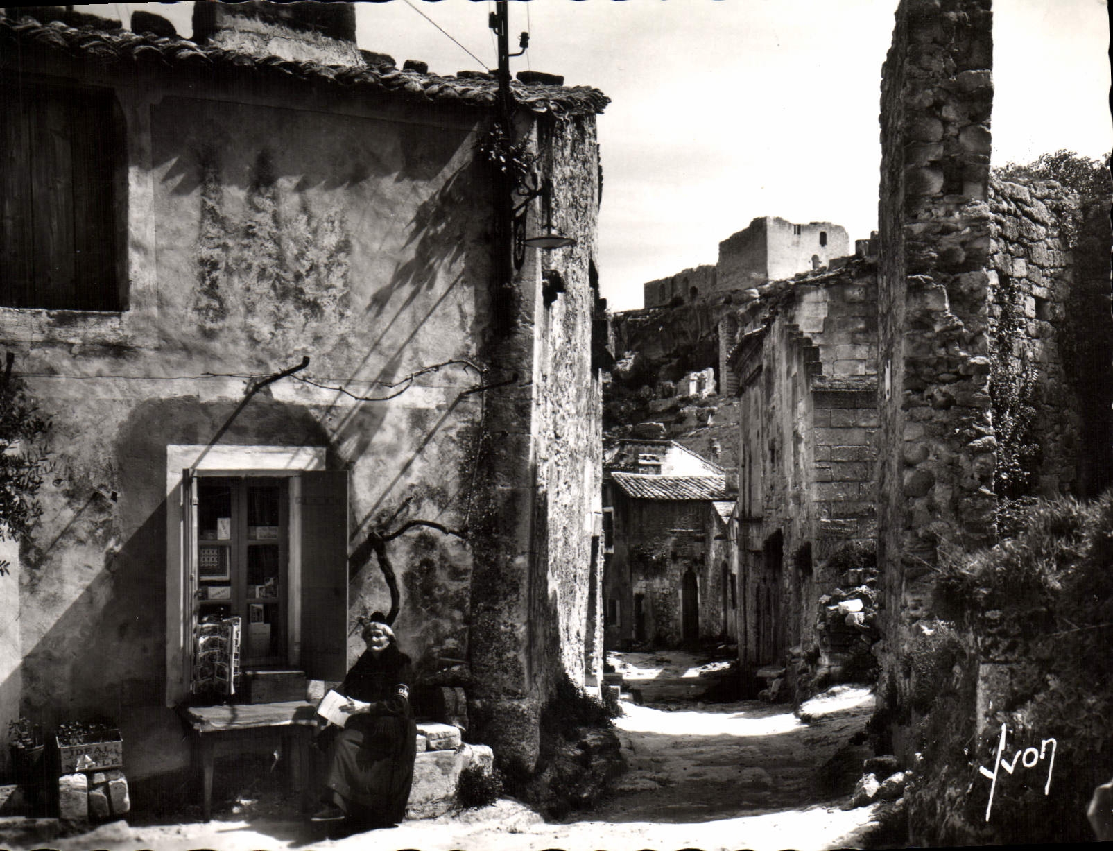 CPSM Les Baux de Provence B du R Rue du Trincot au fond Ruines du Chateau feodal 
