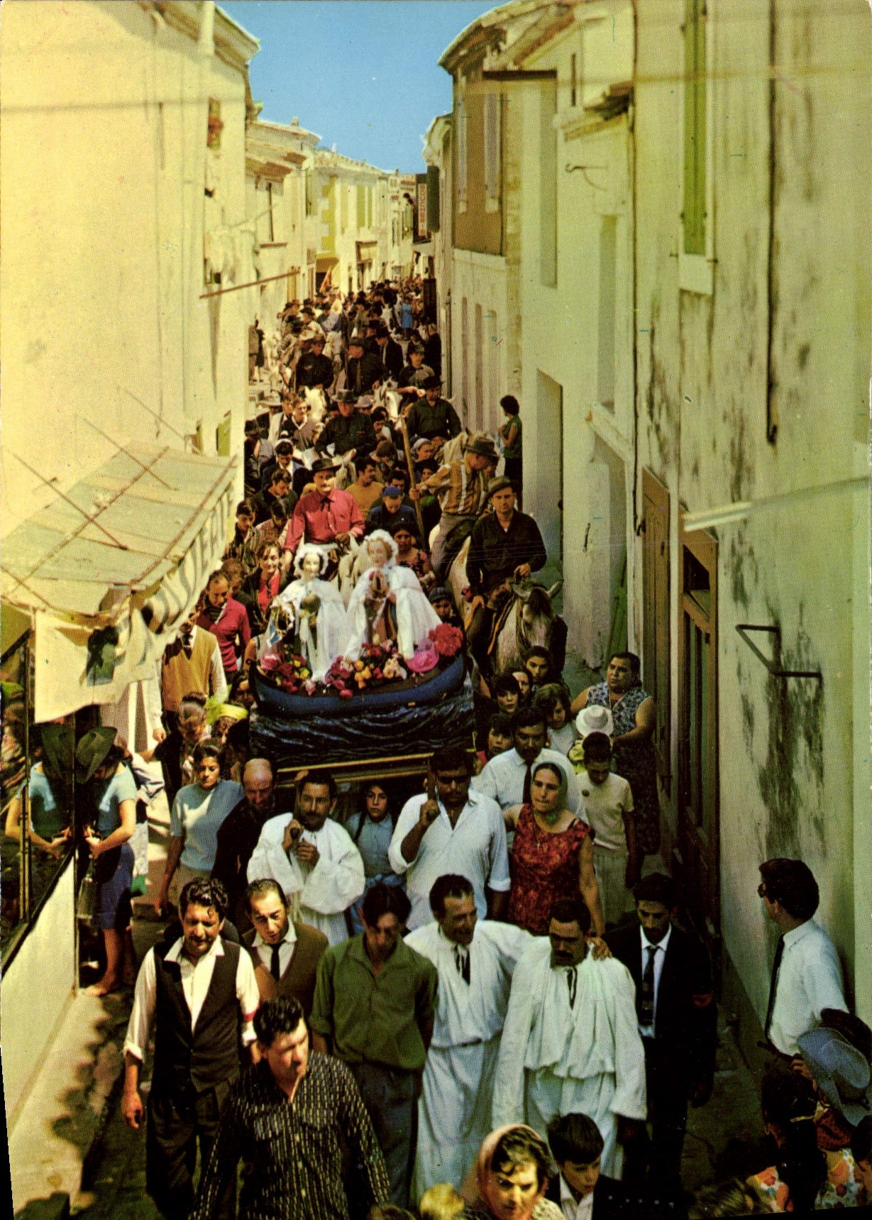 CPSM Les Saintes Maries de la Mer Bouches du Rhone La procession des Saintes Salome et Jacobe 