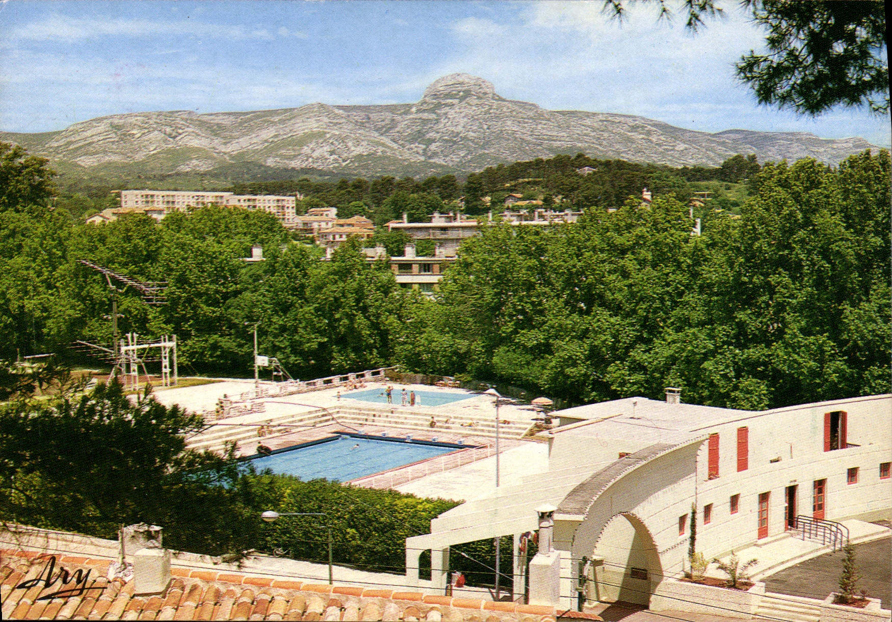 CPSM Aubagne La Piscine Municipale Dominant la Ville le Massif de Garlaban