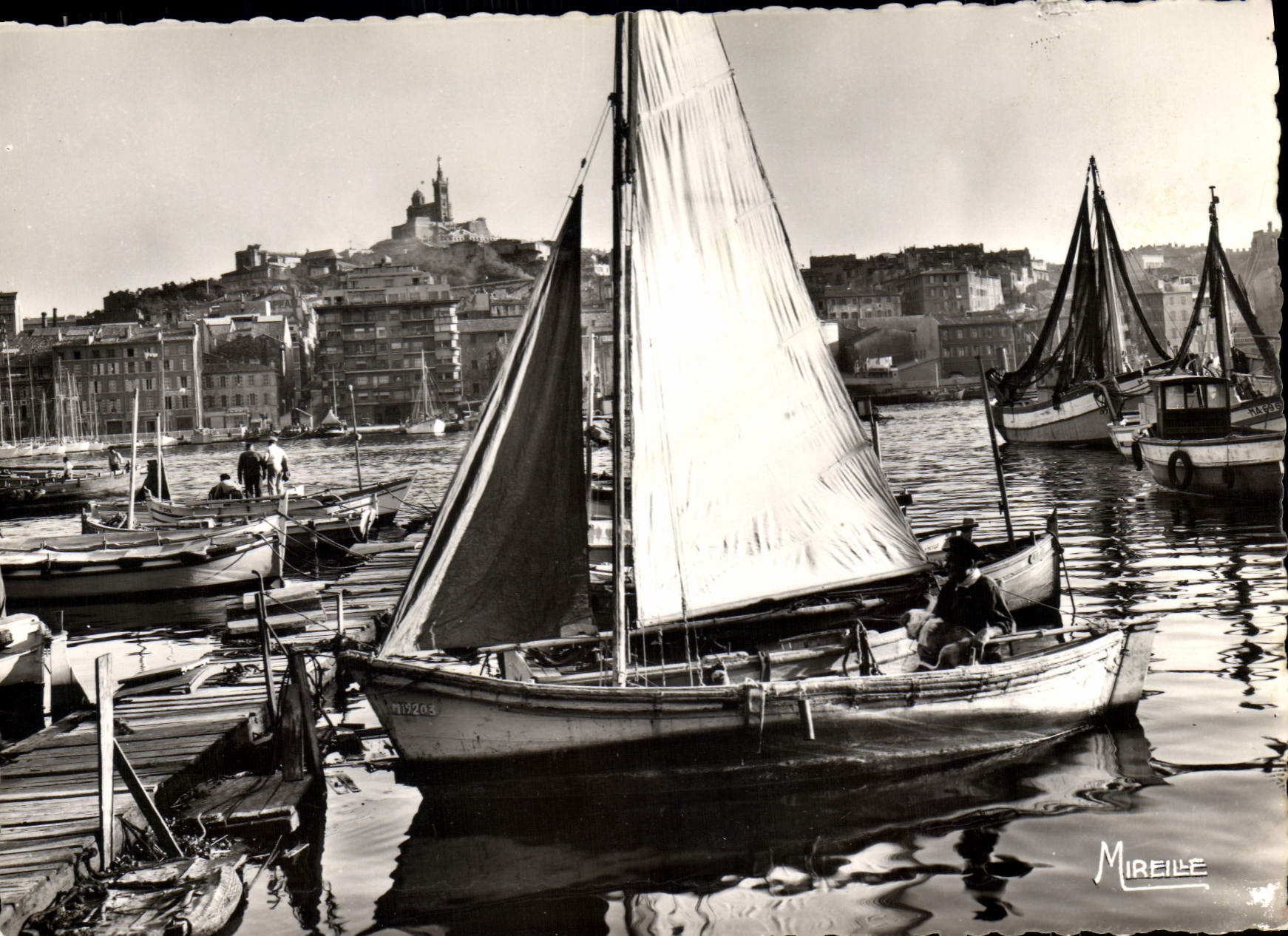 CPSM Marseille B du R Un coin du Vieux Port et ND de la Garde 