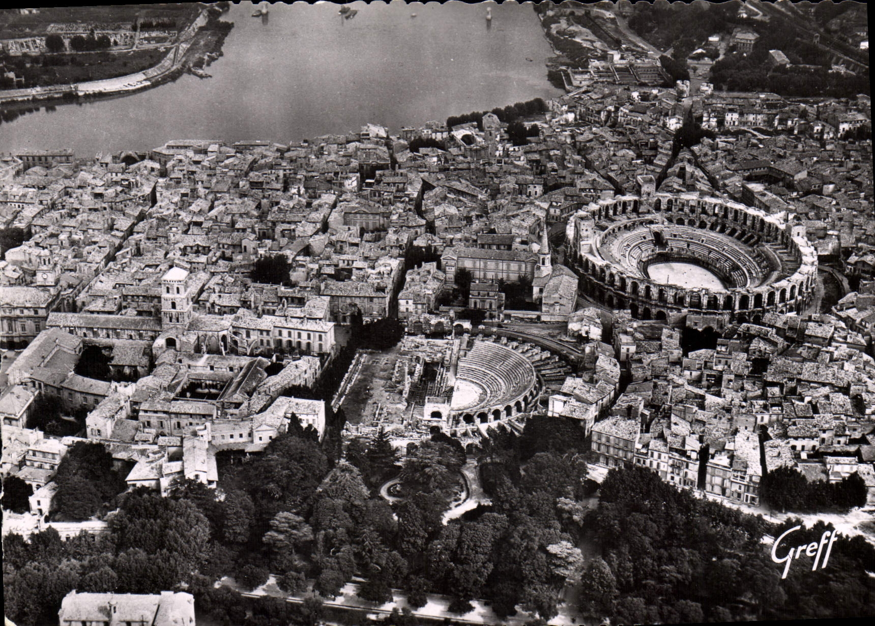 CPSM En Provence Arles B du R Vue aerienne Les Arenes Le Theatre Antique La Cathedrale Saint Trophim
